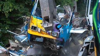 Wenn Straßenbahnen sterben: Verschrottung der Tatrawagen / Tram Crash!