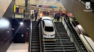 Auto hängt auf U-Bahn-Treppe fest