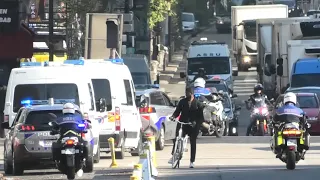 IMPRESSIONNANT  convoi de détenus escorté par la police