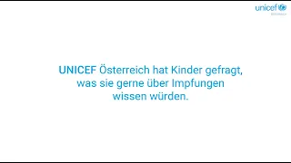 Kinder befragen eine Kinderärztin zu Impfungen