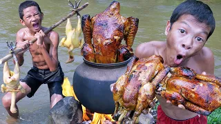 Survival in the rainforest - Cooking chicken in clay pot - Primitive boy