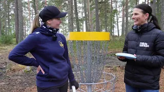 Anna testar discgolf