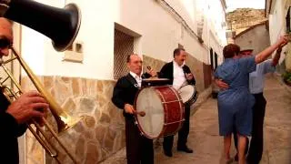 Marcelina y Eladio bailando con la Charanga de Cimballa