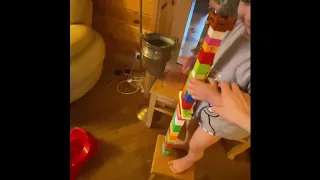 Дети строят башню из Лего Дупло LEGO Duplo