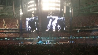 Girl sang Hello at Adele's concert (Live in Melbourne)