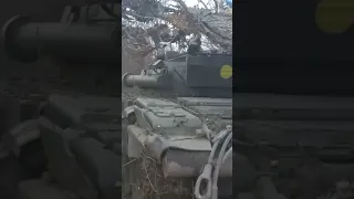 😲ОГО! Над танком ЗСУ застрягли дрони-камікадзе