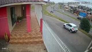 Motociclista perde a vida após imprudência na Estrada da Ribeira. Assista!