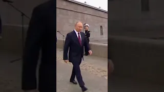 kad vidis da putin dodje😂