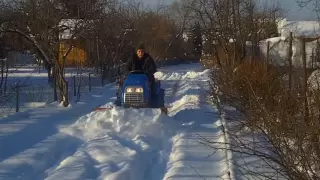 Odśnieżanie japońskim traktorkiem 4x4. Iseki Sial 5. www.akant-ogrody.pl