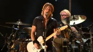 Keith Urban  A Little Help From My Friends  CMA Music Fest 2010 ).xvid