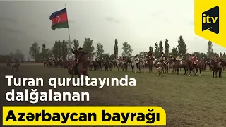 Macarıstanda keçirilən Turan qurultayında dalğalanan Azərbaycan bayrağı