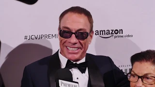 JCVD à l'avant-première parisienne de la série Jean-Claude Van Johnson