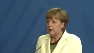 Merkel: "Parole di Berlusconi assurde". Juncker: sono nauseato