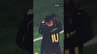 Lautaro Martinez comes back to celebrate with lukaku ❣️