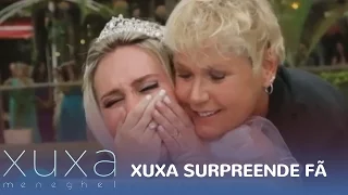 Xuxa aparece em casamento de fã