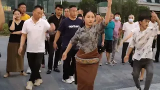 四川成都街头场景，街头锅庄赏心悦目