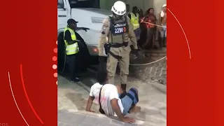 Policial Militar dá voadora em folião durante o Carnaval da Bahia 2024