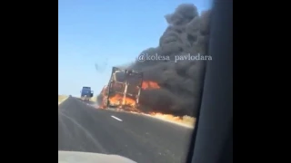 Между Калкаманом и Аксу горит прицеп фуры