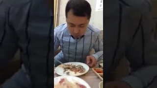 Казахи-едят-живых-осьминогов-в-Китае ужас жесть боль