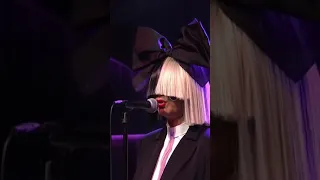 Sia - Bird set free (live) vertical vídeo snippet