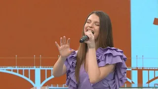 Солистка детской музыкальной школы №2 Марина Гринёва исполнила песню «Крыльями ангела»