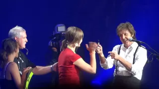 Paul McCartney autographs Live Montreal 2011 HD 1080P