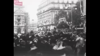 Paris, la foule sur la place de l'Opéra (1896)