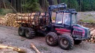 valmet 840 with load of 3.7pallet working on a roadline