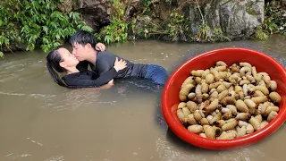 Go to the forest to cut down coconut trees to get coconut worms and sudden rain / triệu muội muội