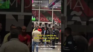 Torcedor do Flamengo fala com Bruno Spindel em aeroporto após eliminação do flamengo