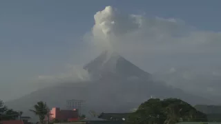 Amazing Mayon volcano eruption in the Philippines!