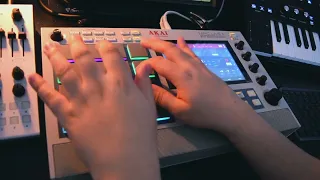 Akai MPC Live 2 Retro - Finger-Drumming Jam