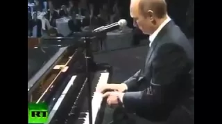 Путин играет на пианино