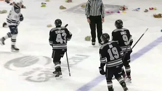 Antonin Verreault marque contre l'Océanic de Rimouski lors du match des toutous du 3 décembre 2022