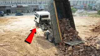 Wow!! Amazing 10 Wheel Dump Truck Stuck While Unloading With great force it can be forced forward