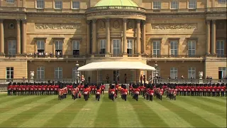 Trump receives official welcome at Palace