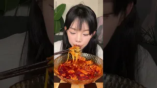 Come and make some noodles with me. Who knows how delicious this bite is? It tastes so good. Foodie