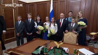Владимир Путин показал школьникам свой рабочий кабинет в Кремле