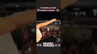 Maraisa deixa  fã cantar no show.