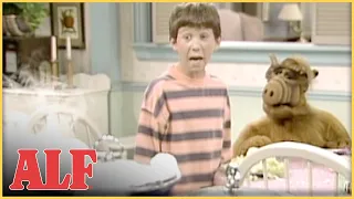 Oh No...Willie Cooks for ALF 🍝 | S3 Ep9 Clip