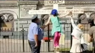 Сторонницу Pussy Riot "распяли" на кресте в Питере