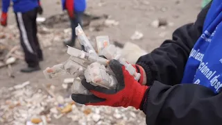 Szokujące odkrycie w Peru. Tysiące niemieckich szczepionek na plaży