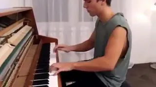 Mira a este joven que increible toca el piano!!!