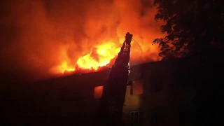 Пожар в заброшенной воинской части (1500 кв.м.), горит по всей площади