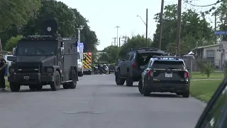 San Antonio police working to end standoff involving 20-year-old man
