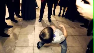Маленький мальчик очень классно танцует!!!!