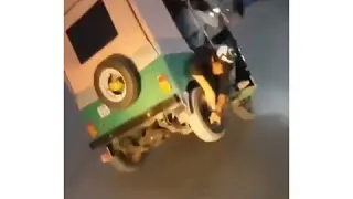 Pakistani rickshaw driver amazing stunt on road || new video 2020 ||