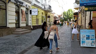 Тернопіль: центр вулиці Руська і Валова, пам'ятники Франку, сантехніку і стільцю