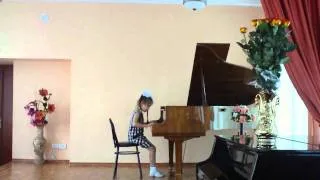 Соня - юная пианистка!