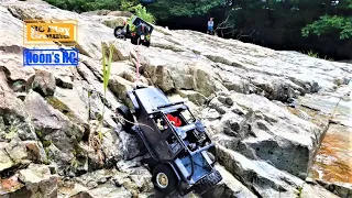 Axial SCX10 II & FreeMan Jeep Rubicon Creek Rock Crawling